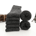 Détail du tricot en laine mérinos des chaussettes