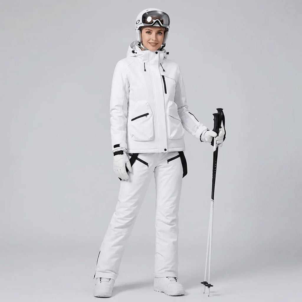 Détail des bretelles réglables de la salopette de ski femme