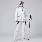 Détail des bretelles réglables de la salopette de ski femme
