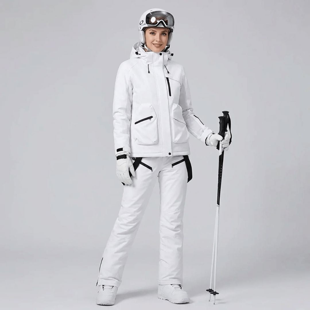 Détail des bretelles réglables de la salopette de ski femme