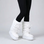 Paire de bottes de neige fourrées femme posées sur la neige