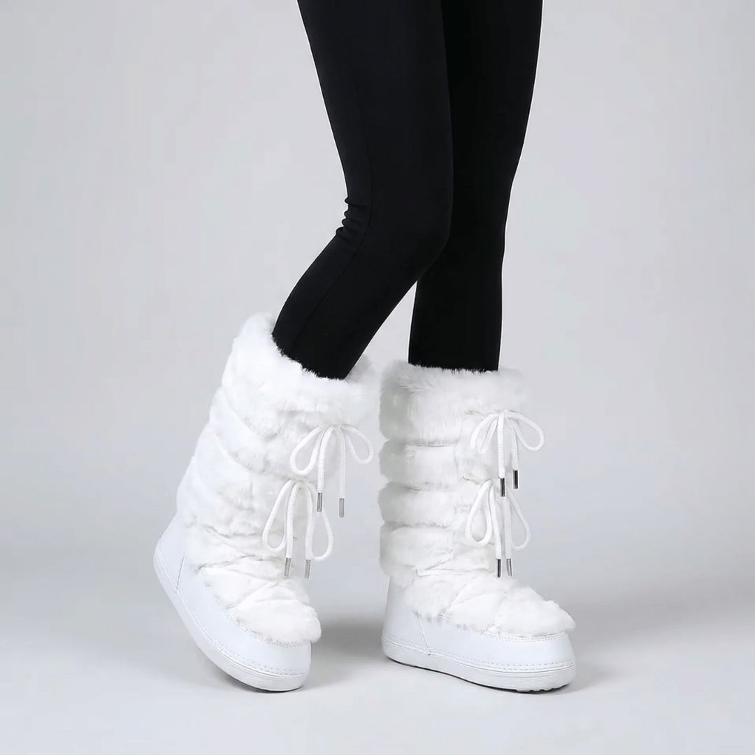 Paire de bottes de neige fourrées femme posées sur la neige