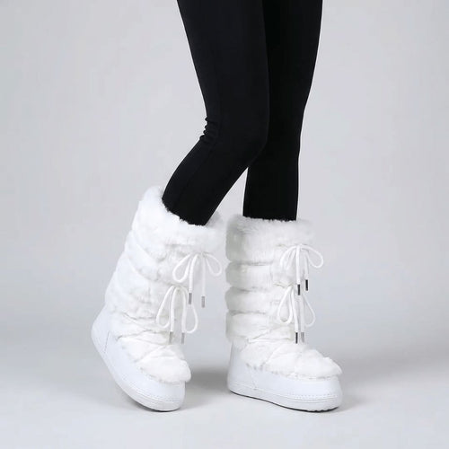 Paire de bottes de neige fourrées femme posées sur la neige