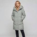 Parka épaisse femme, coloris vert pastel, portée en extérieur