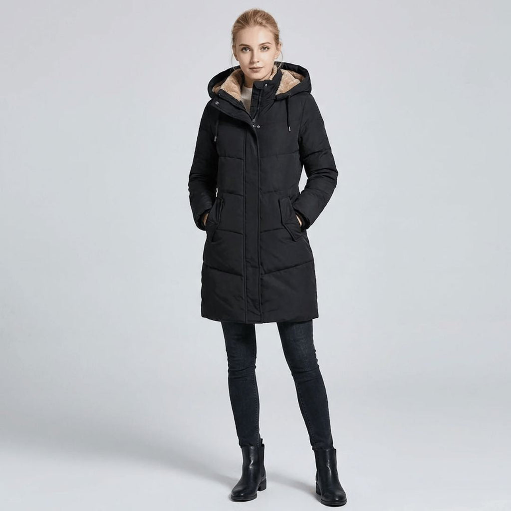 Détail de la capuche en fausse fourrure de la parka femme