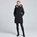 Détail de la capuche en fausse fourrure de la parka femme