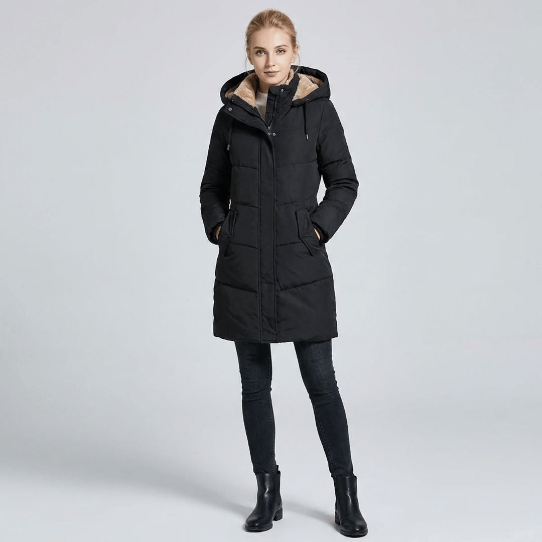 Détail de la capuche en fausse fourrure de la parka femme